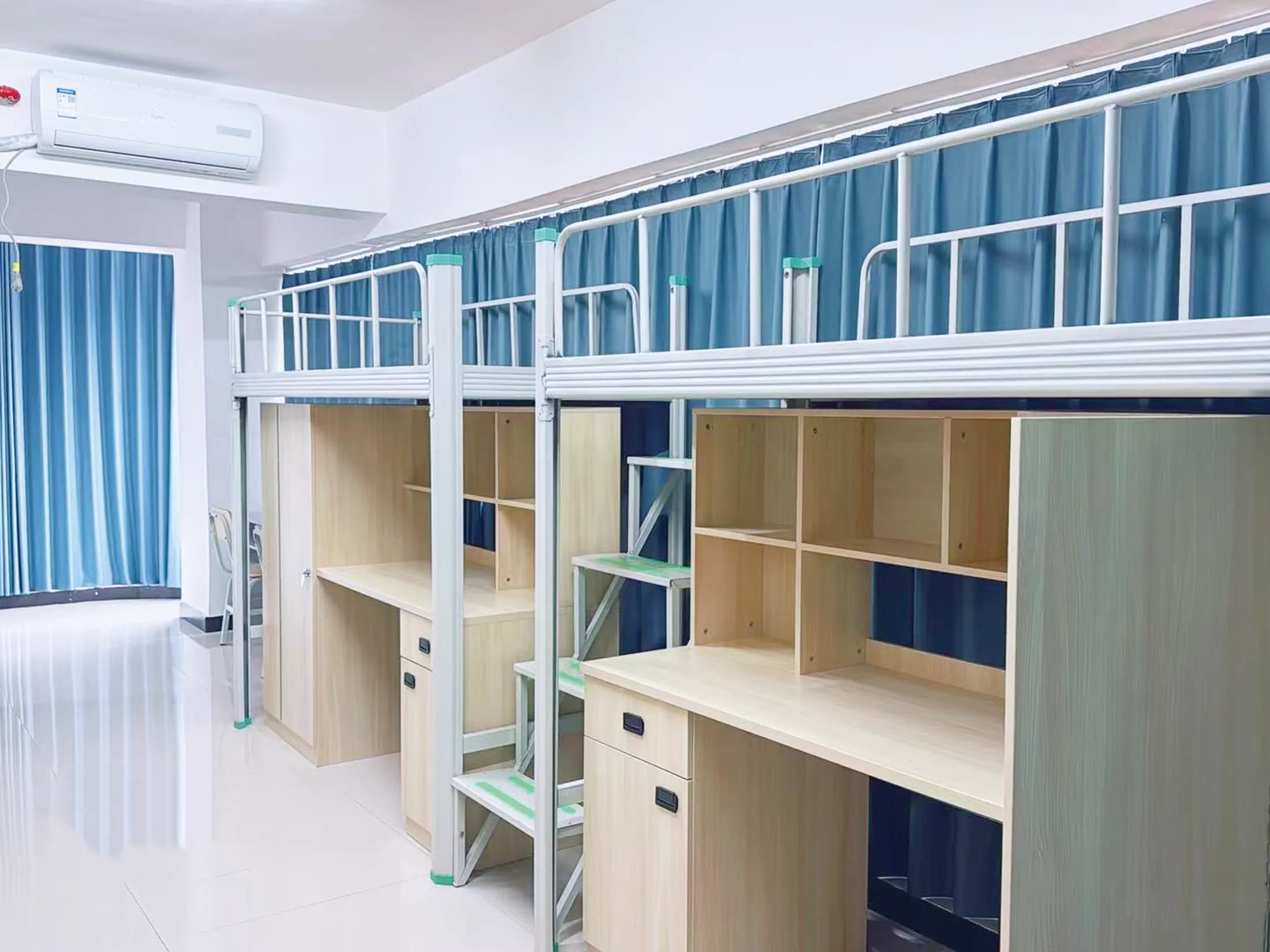 宏途兴学集训基地学生宿舍上床下桌内景