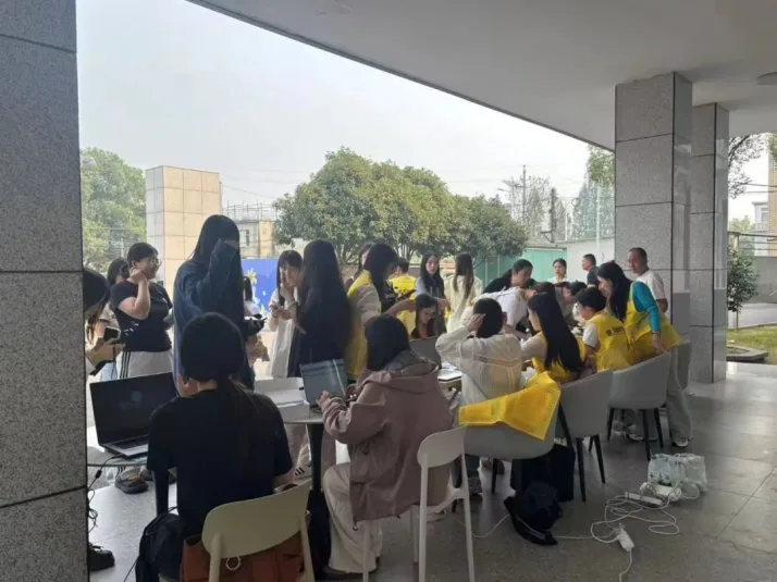 报到现场，接待老师在校门口等候