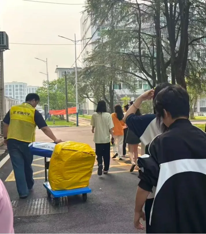 行李由老师用推车统一运送
