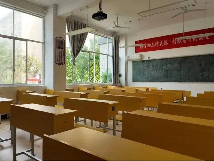 教学楼教室，一人一座