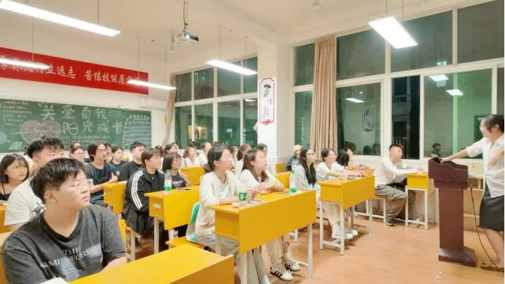 开班班会，老师讲解集训安排与作息