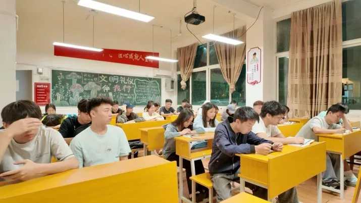 晚自习，学员在做题