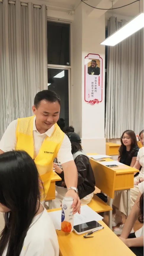 老师把奶茶送到每一位学员手上