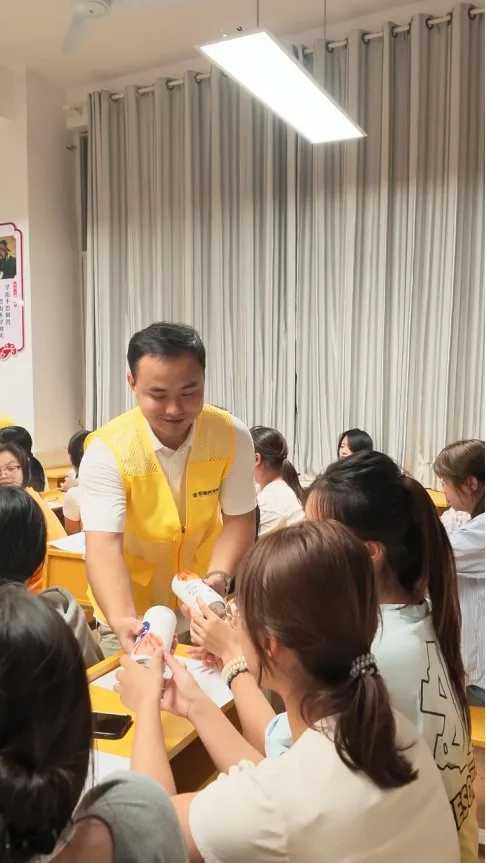 课间派送，教室里的气氛松快下来